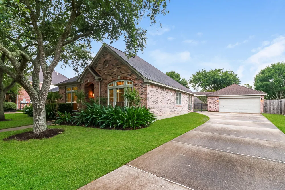 405 Meadow Bend Drive Friendswood, TX 77546