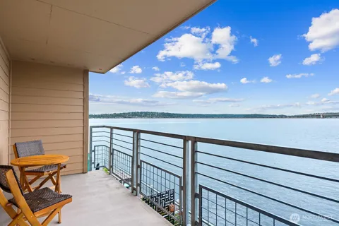 334 Lakeside Avenue S #207