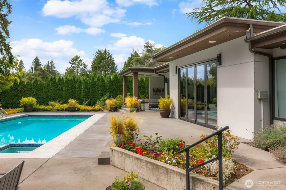 8425 NE 22nd Place Clyde Hill, WA 98004