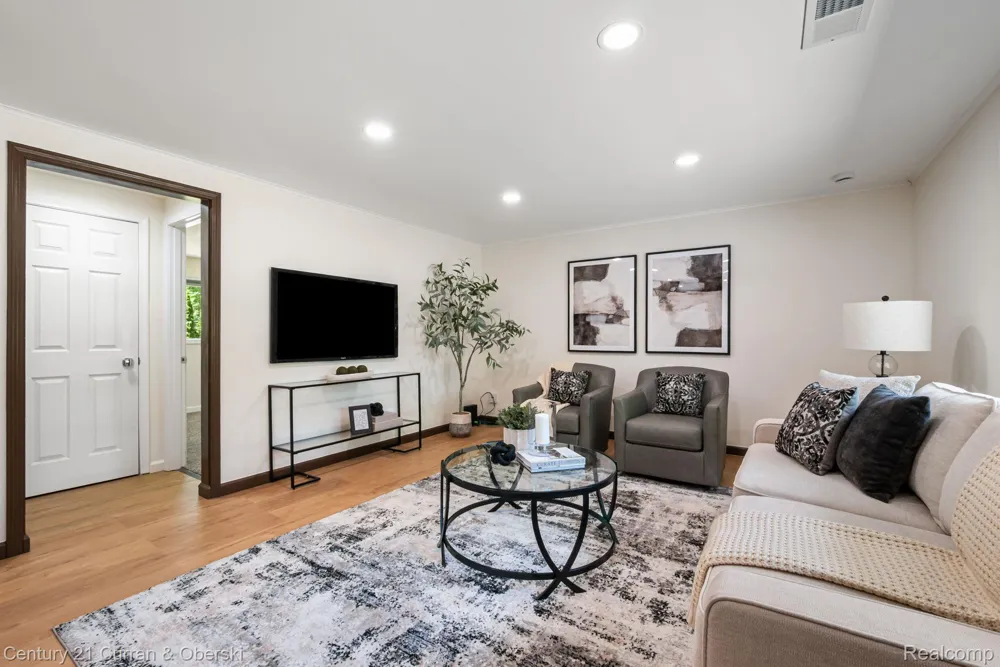 2374 Lakena Road West Bloomfield Charter Township, MI 48324