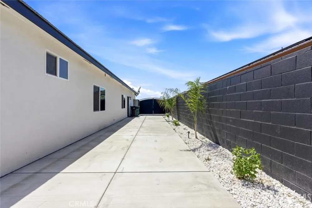 1008 Eckmann Shafter, CA 93263