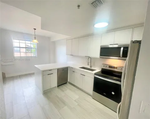 77 E 4th St #A212