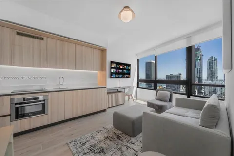 225 Miami #3109