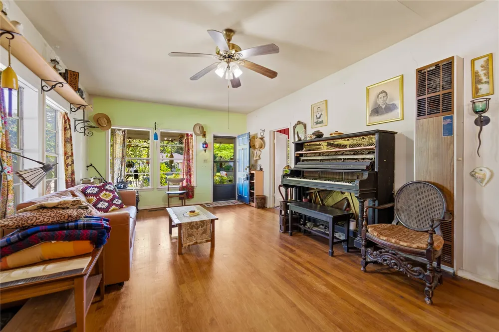 242 S Sycamore Avenue New Braunfels, TX 78130