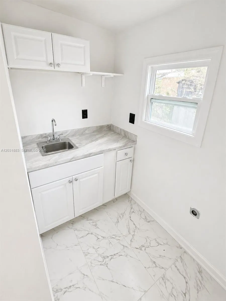 15720 NW 28th Pl Miami Gardens, FL 33054