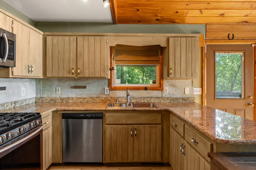 913 Royal Oaks Trail Brasstown, NC 28902