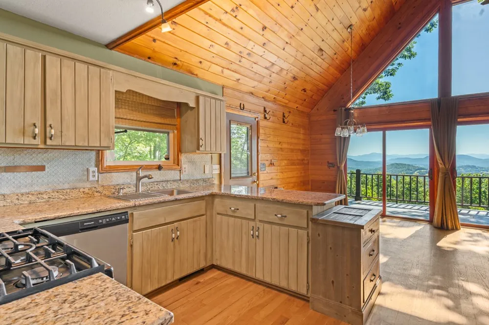 913 Royal Oaks Trail Brasstown, NC 28902
