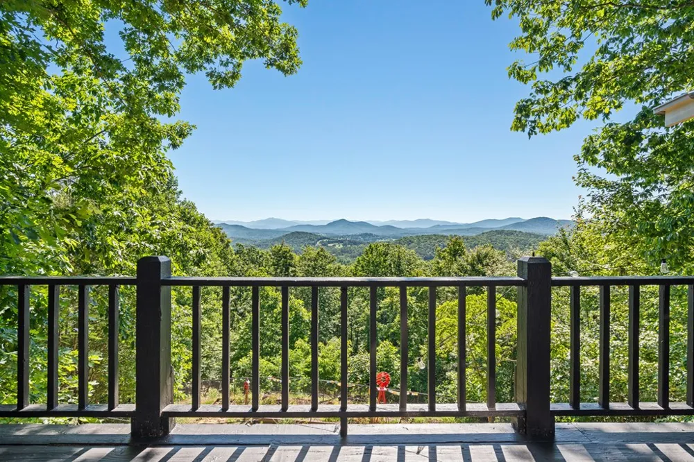 913 Royal Oaks Trail Brasstown, NC 28902