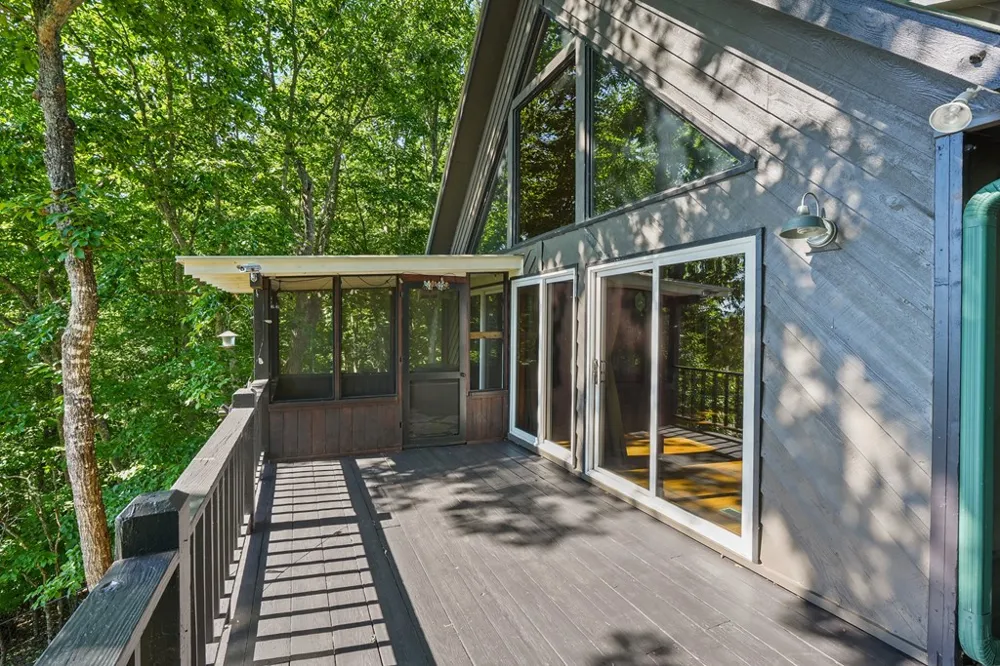 913 Royal Oaks Trail Brasstown, NC 28902
