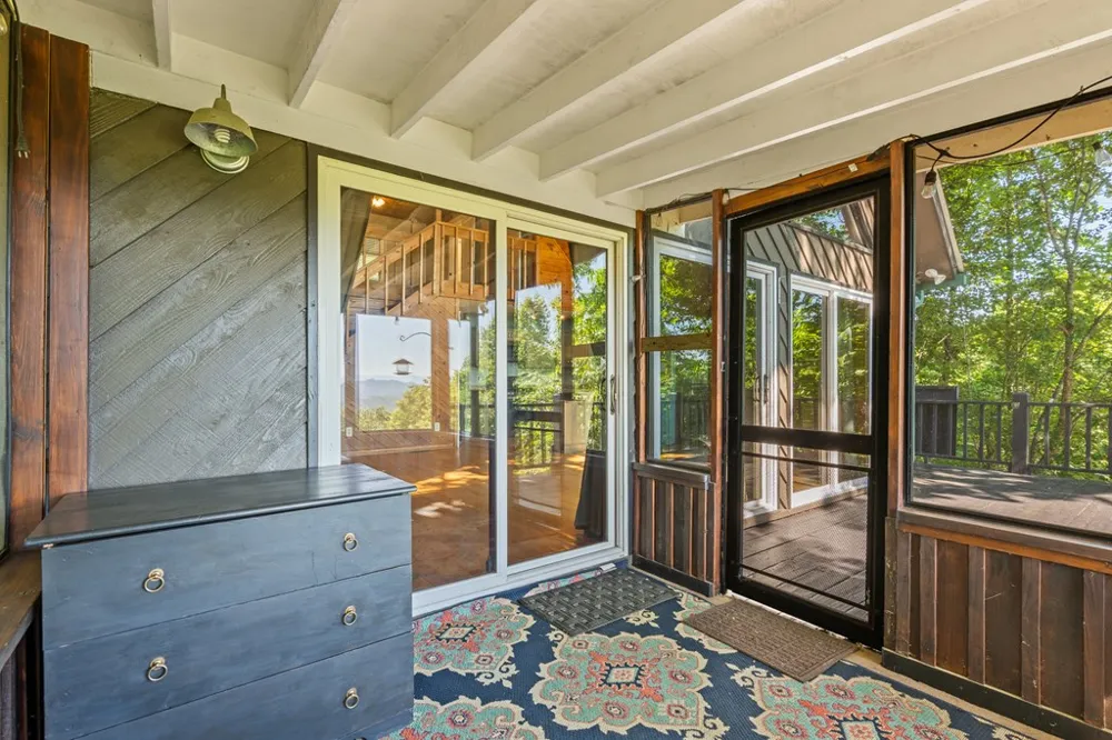 913 Royal Oaks Trail Brasstown, NC 28902