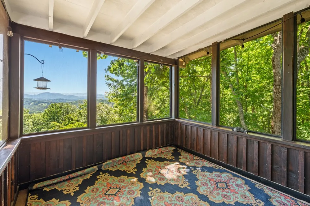 913 Royal Oaks Trail Brasstown, NC 28902