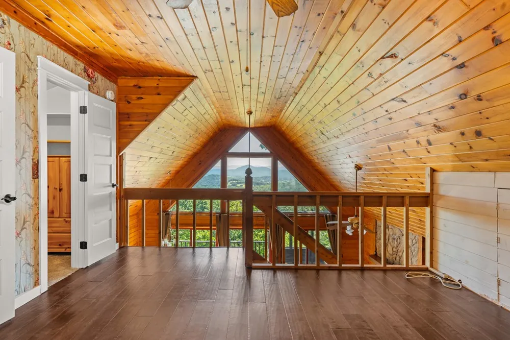 913 Royal Oaks Trail Brasstown, NC 28902