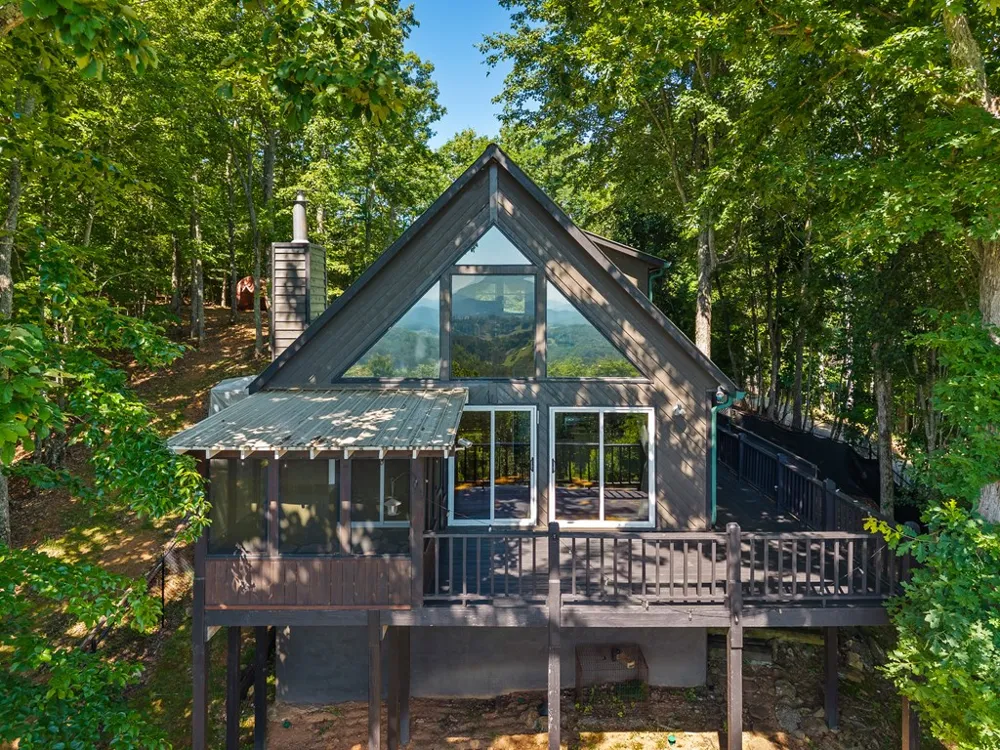 913 Royal Oaks Trail Brasstown, NC 28902
