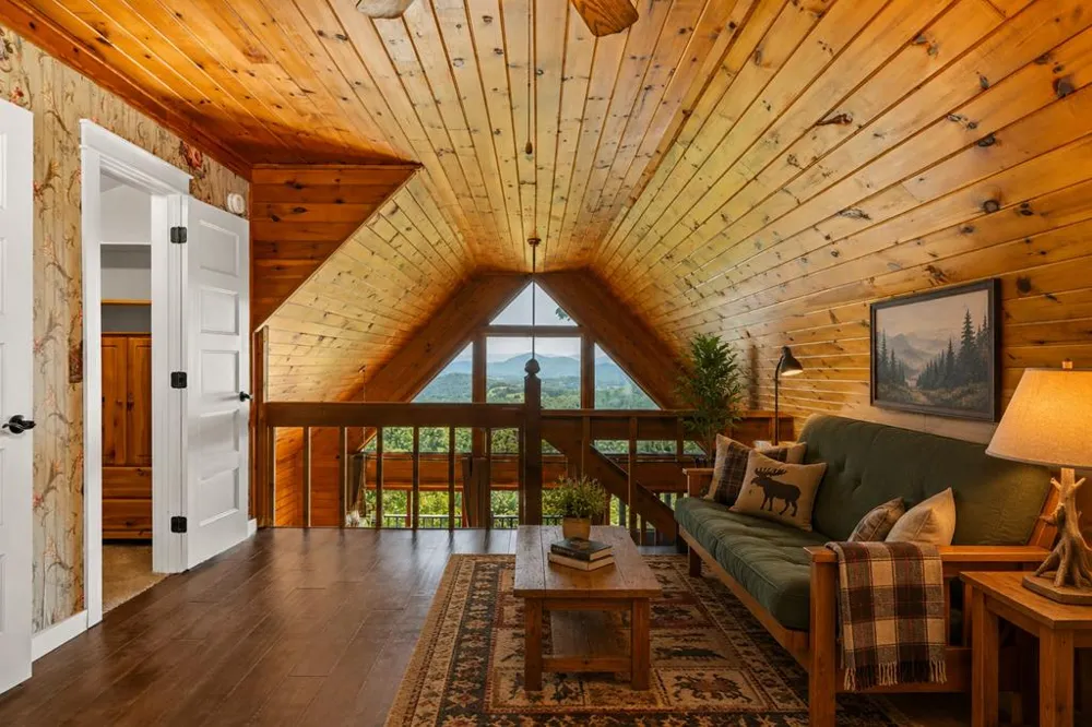 913 Royal Oaks Trail Brasstown, NC 28902