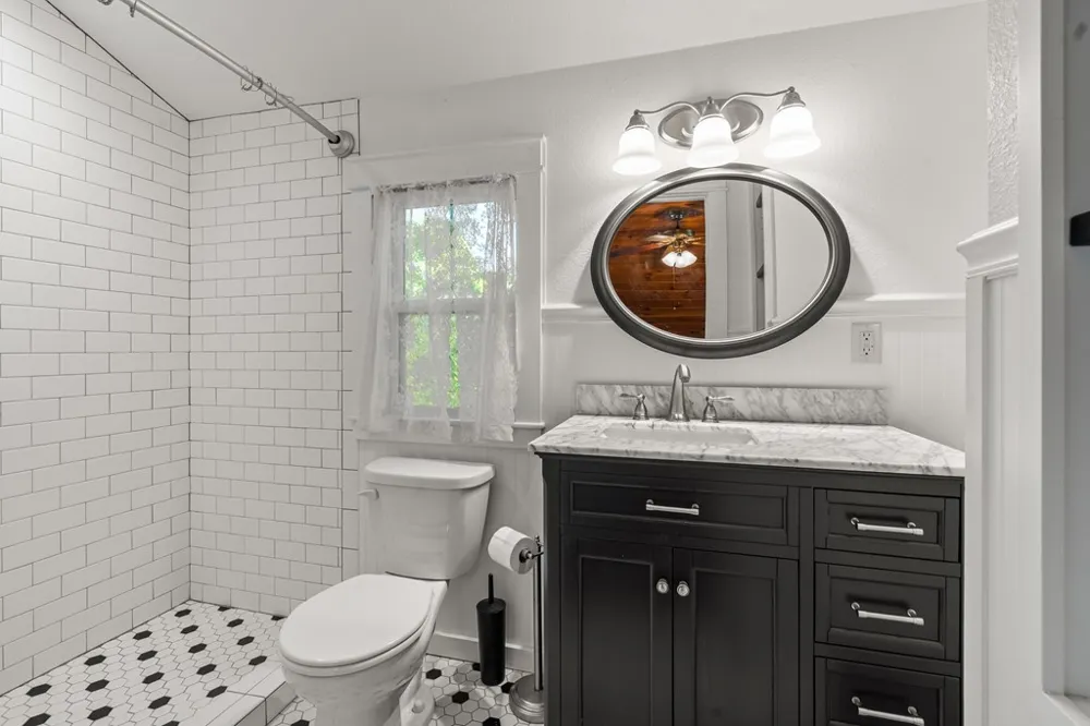 913 Royal Oaks Trail Brasstown, NC 28902