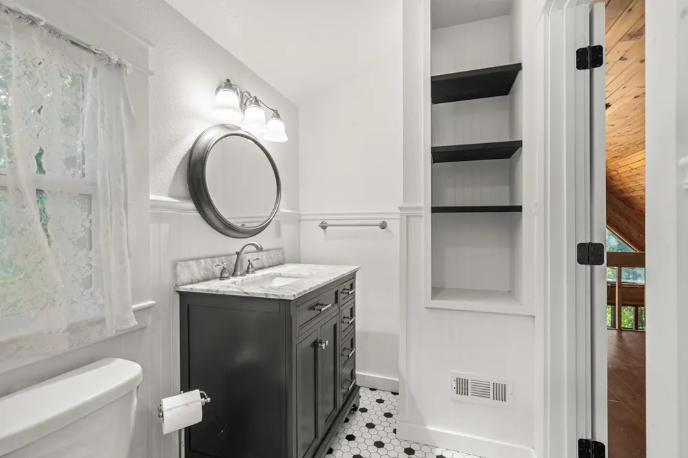 913 Royal Oaks Trail Brasstown, NC 28902