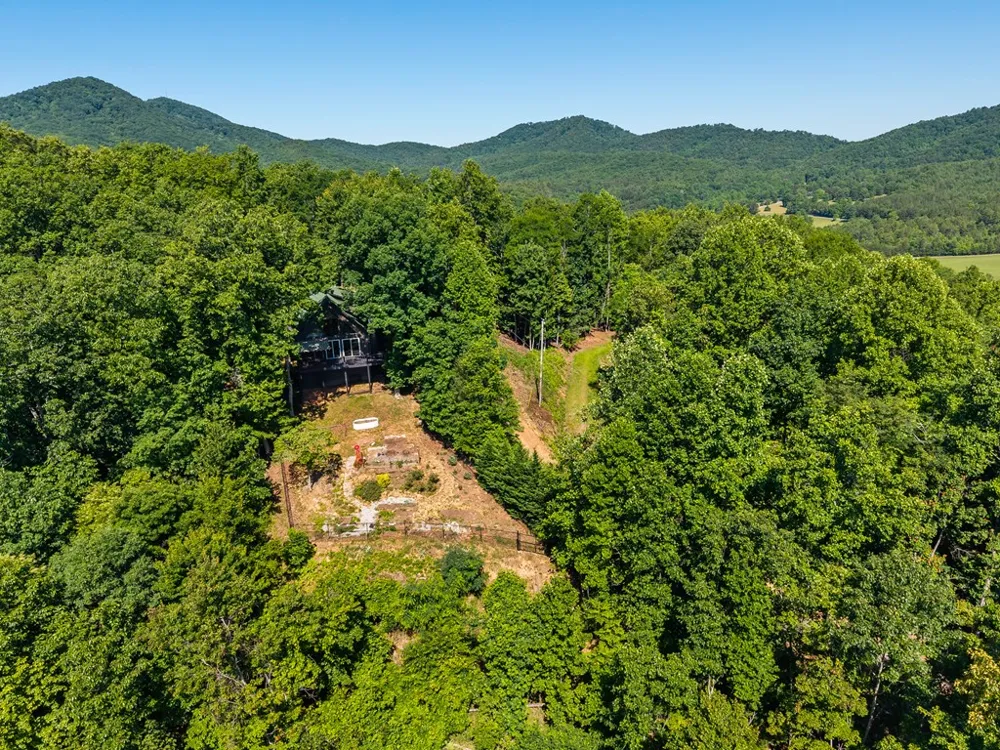 913 Royal Oaks Trail Brasstown, NC 28902
