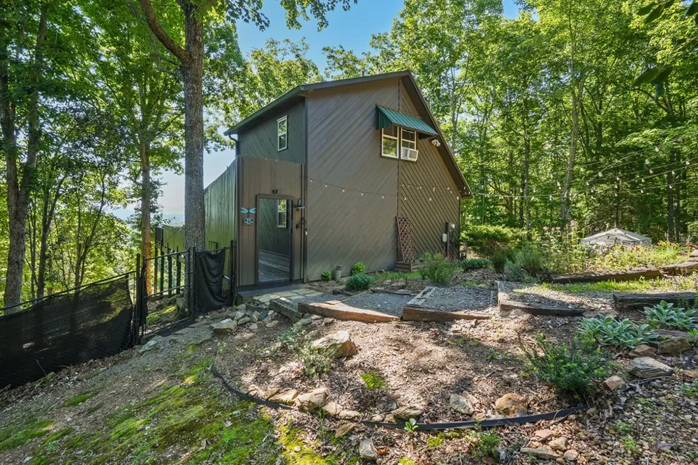 913 Royal Oaks Trail Brasstown, NC 28902
