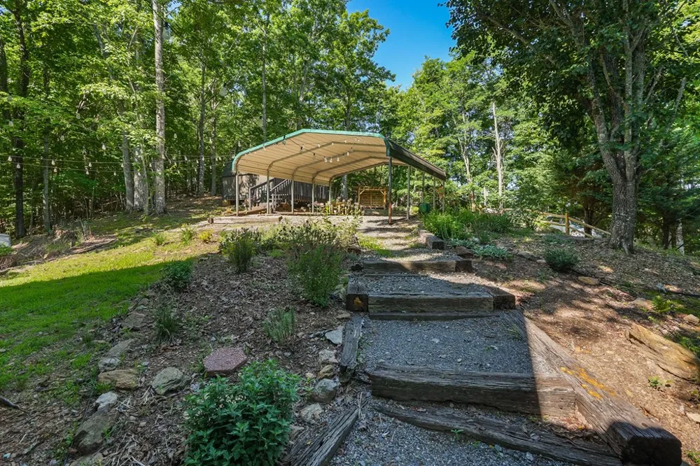 913 Royal Oaks Trail Brasstown, NC 28902