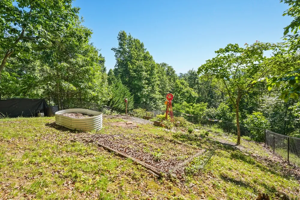 913 Royal Oaks Trail Brasstown, NC 28902