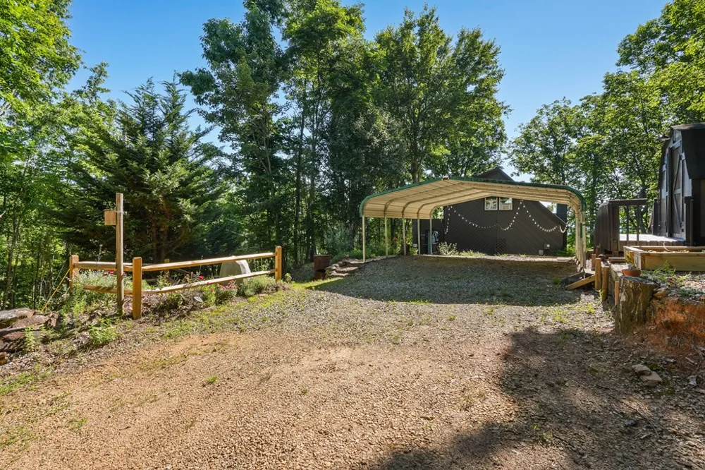 913 Royal Oaks Trail Brasstown, NC 28902