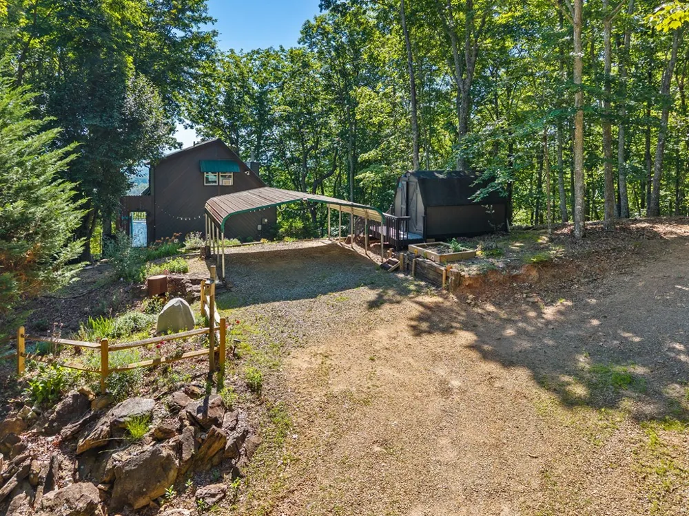 913 Royal Oaks Trail Brasstown, NC 28902