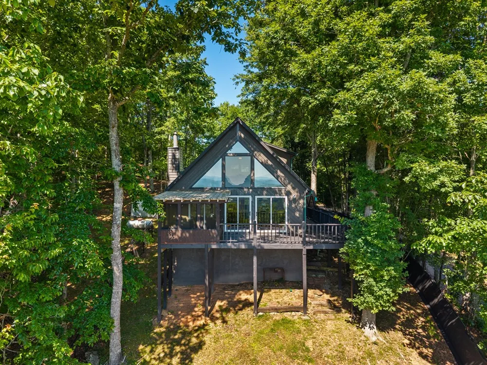 913 Royal Oaks Trail Brasstown, NC 28902