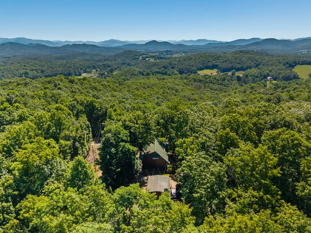 913 Royal Oaks Trail Brasstown, NC 28902