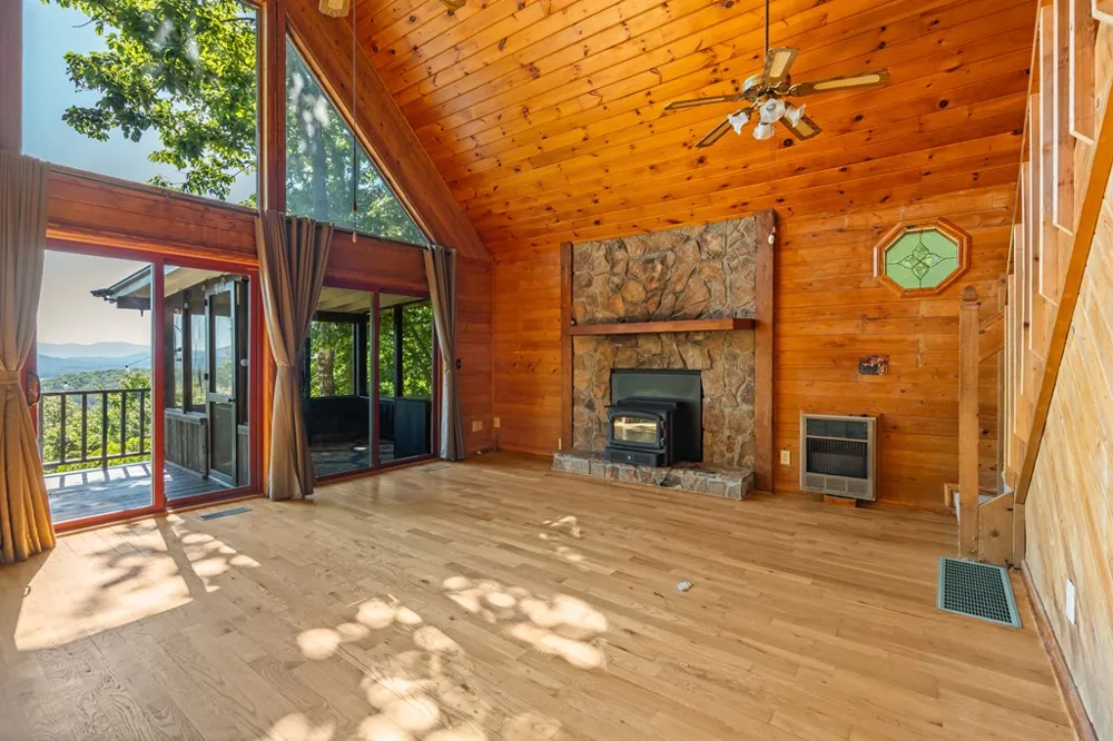 913 Royal Oaks Trail Brasstown, NC 28902