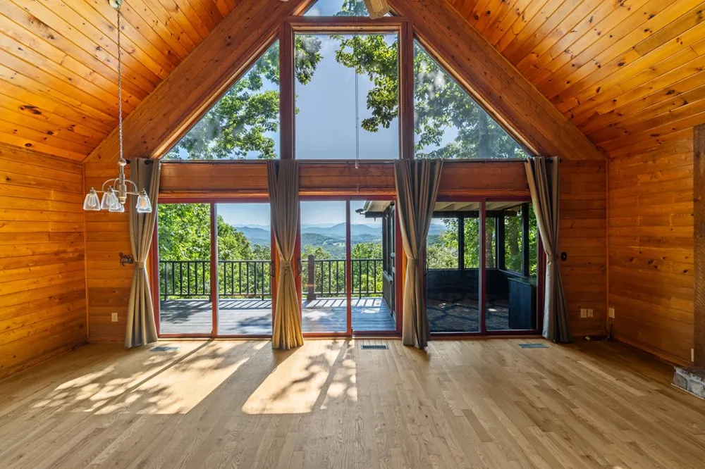 913 Royal Oaks Trail Brasstown, NC 28902