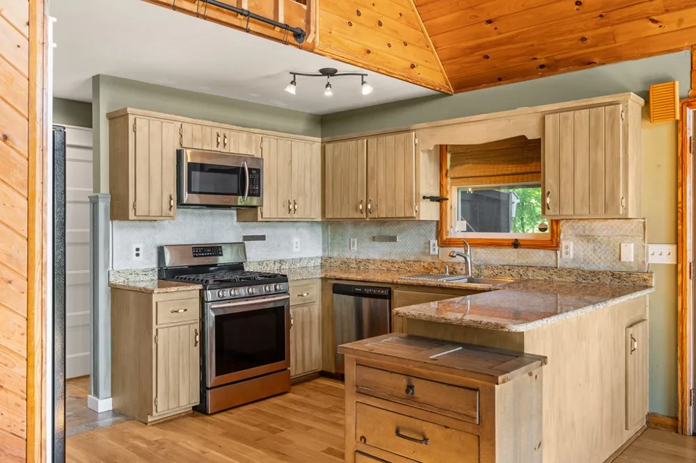 913 Royal Oaks Trail Brasstown, NC 28902