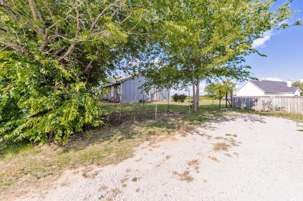 709 W Live Oak Street Alvord, TX 76225