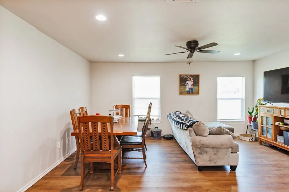709 W Live Oak Street Alvord, TX 76225
