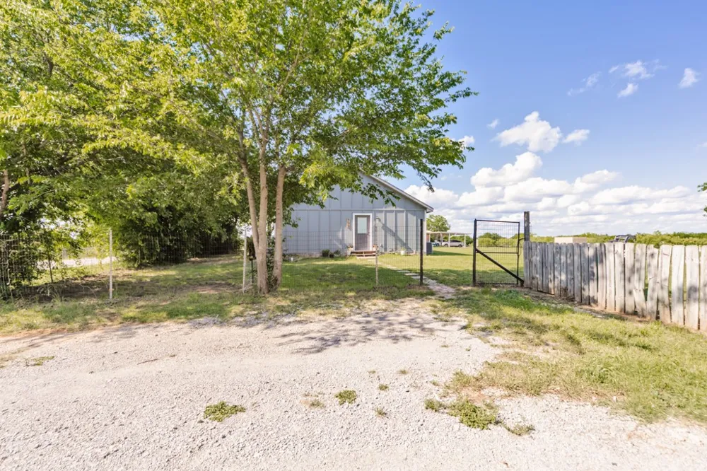 709 W Live Oak Street Alvord, TX 76225