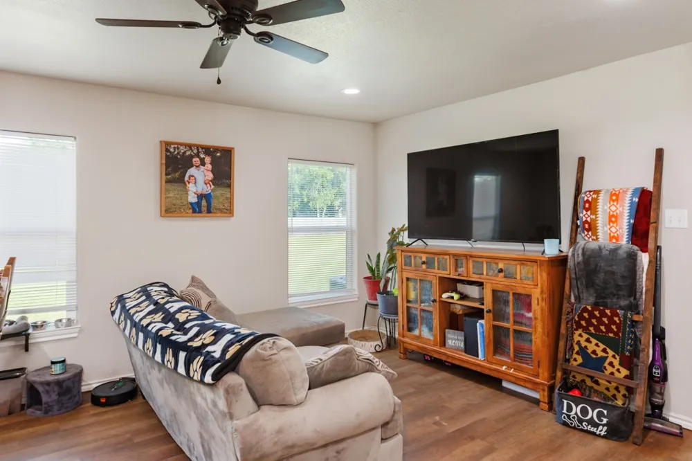 709 W Live Oak Street Alvord, TX 76225