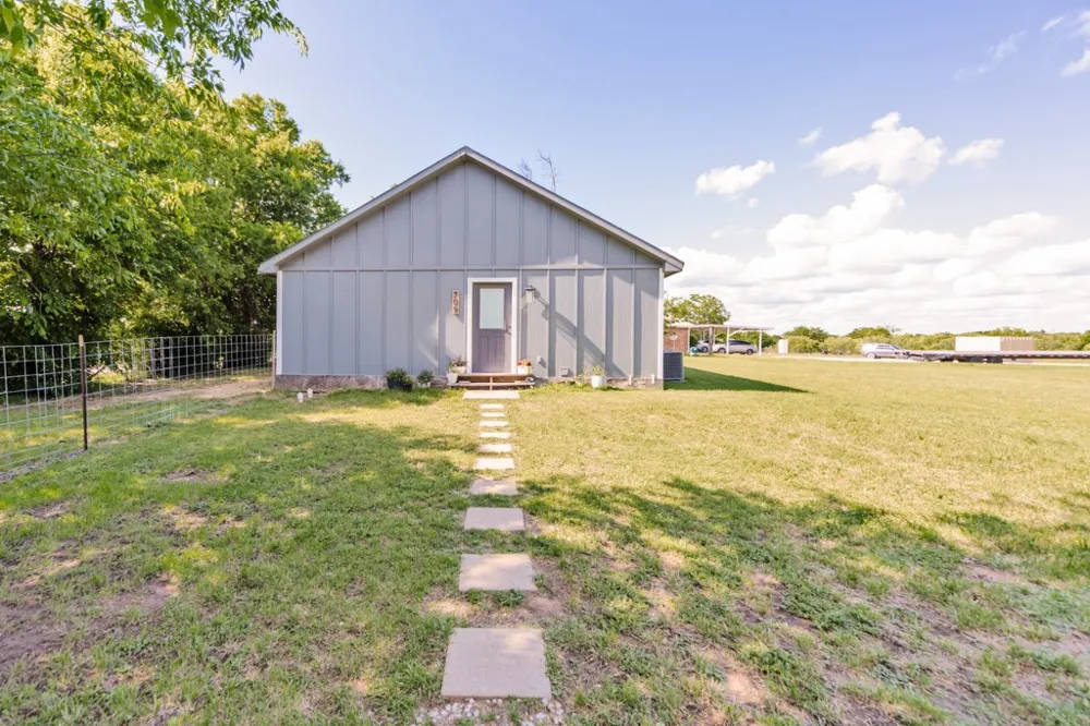 709 W Live Oak Street Alvord, TX 76225