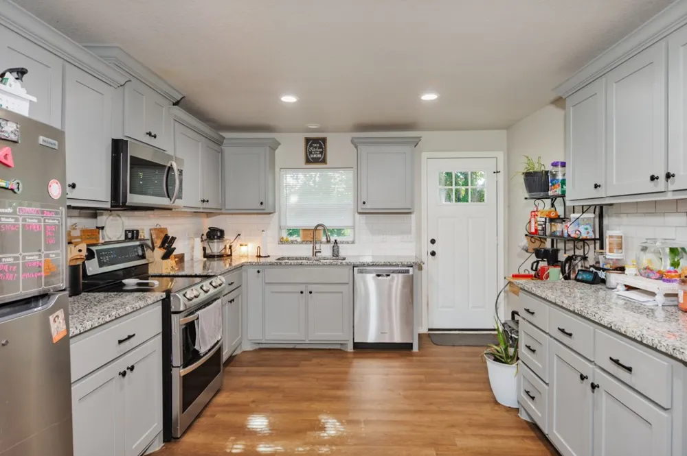 709 W Live Oak Street Alvord, TX 76225