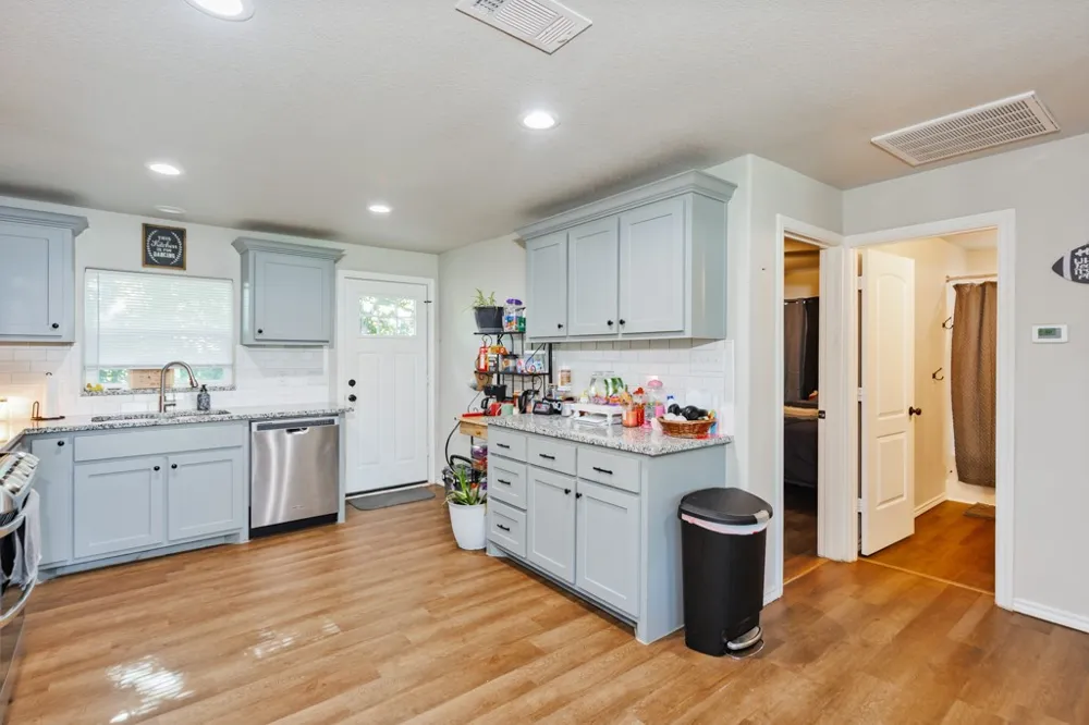 709 W Live Oak Street Alvord, TX 76225