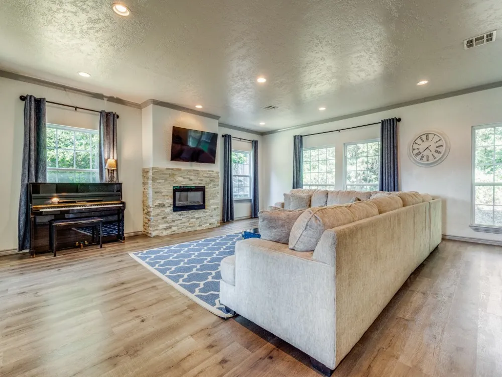 203 Pueblo Drive Lake Kiowa, TX 76240