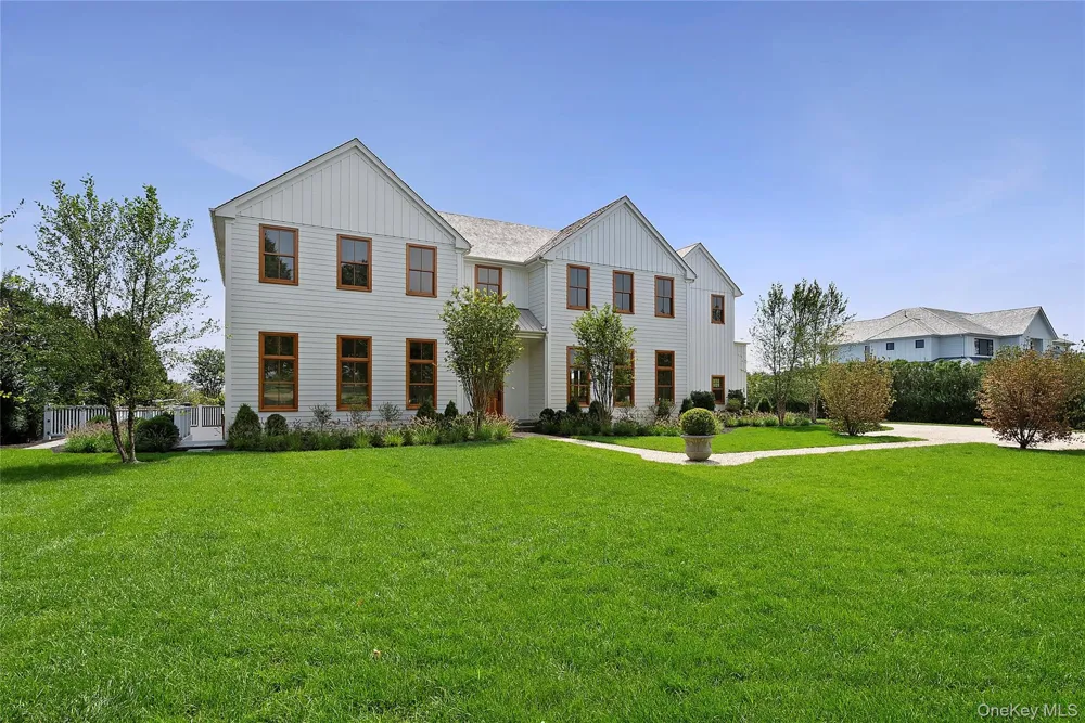 522 Wickapogue Road Southampton, NY 11968