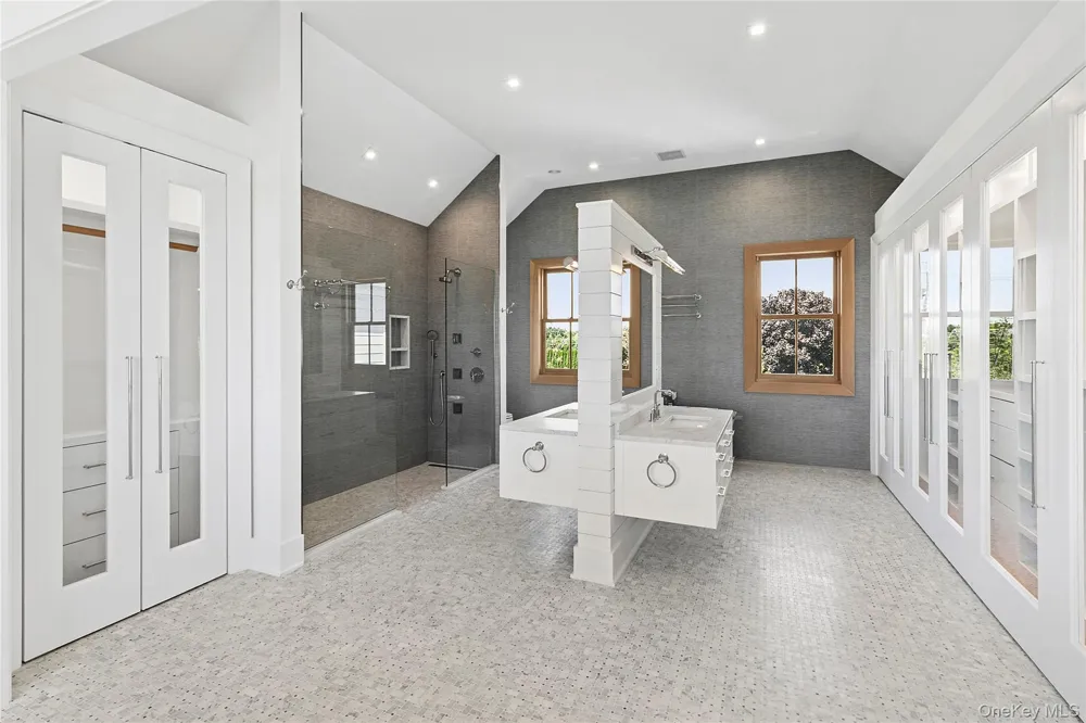 522 Wickapogue Road Southampton, NY 11968