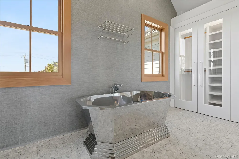 522 Wickapogue Road Southampton, NY 11968