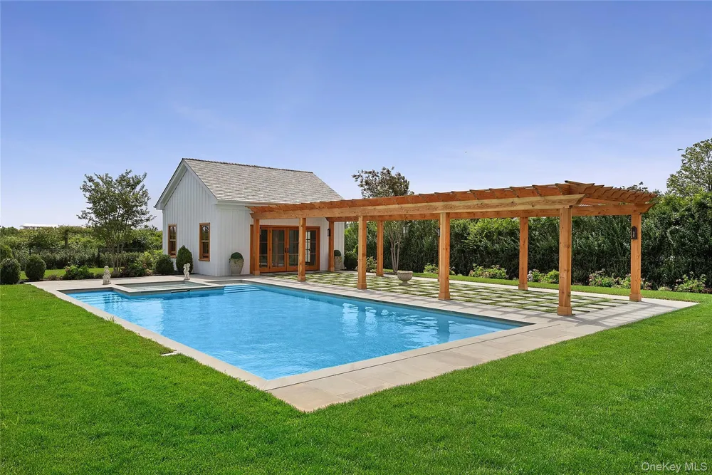 522 Wickapogue Road Southampton, NY 11968