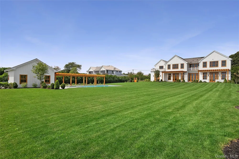 522 Wickapogue Road Southampton, NY 11968