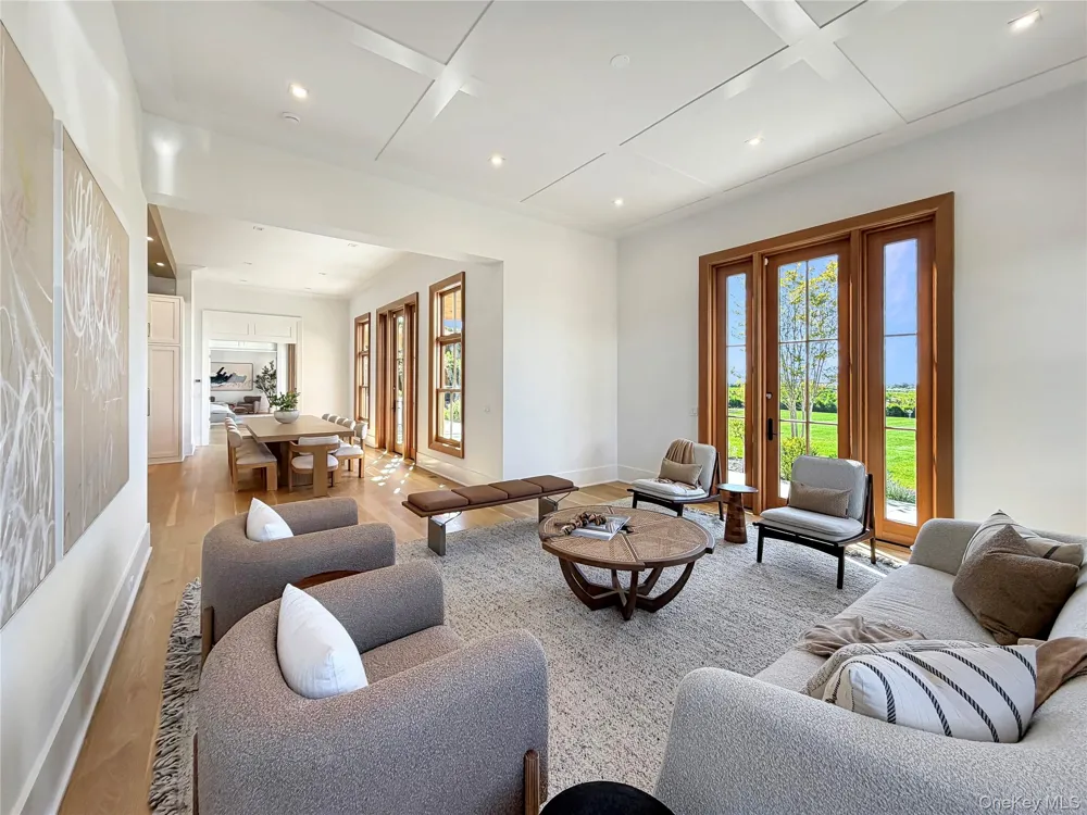 522 Wickapogue Road Southampton, NY 11968