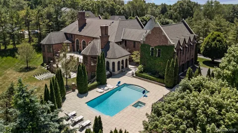 2370 Pond Vallee Drive