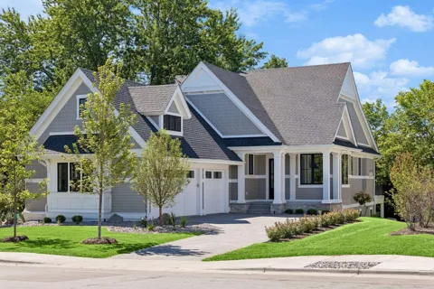 270 Wayzata Boulevard E