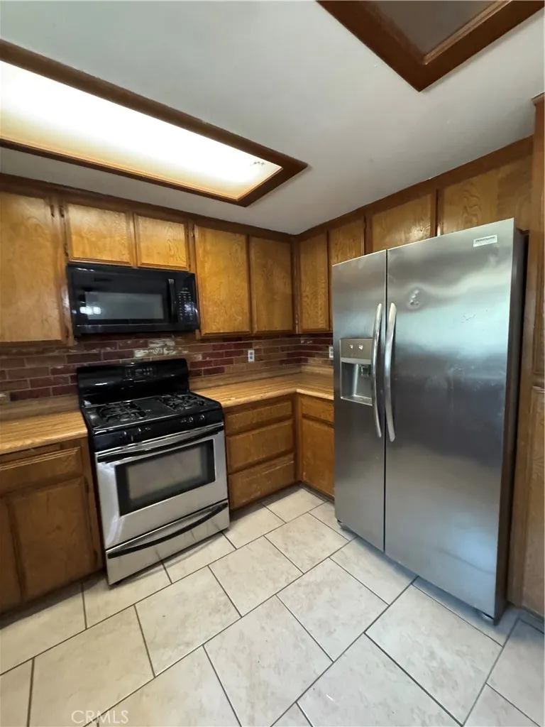 9765 Sycamore Fontana, CA 92335