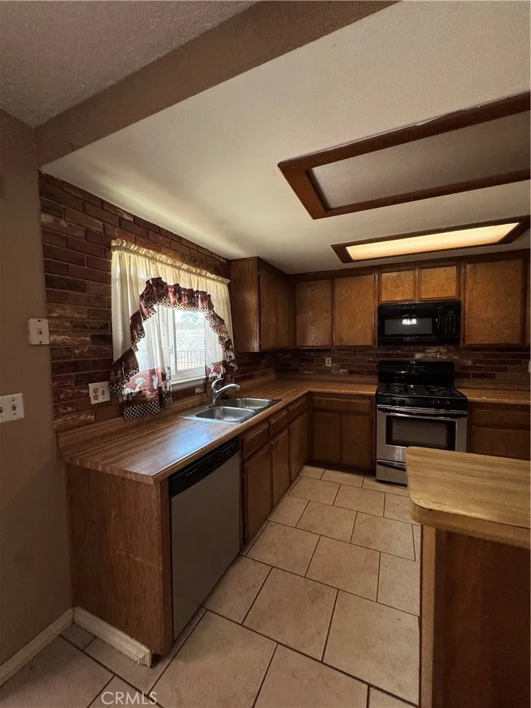 9765 Sycamore Fontana, CA 92335