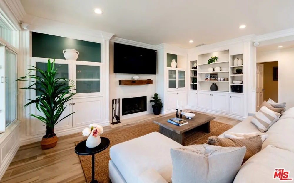 29402 Deerview Court Agoura Hills, CA 91301